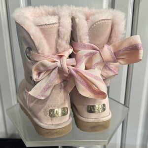 UGG Bailey Bow Seashell Pink Short Shearling Fur Suede Boots Women US 6